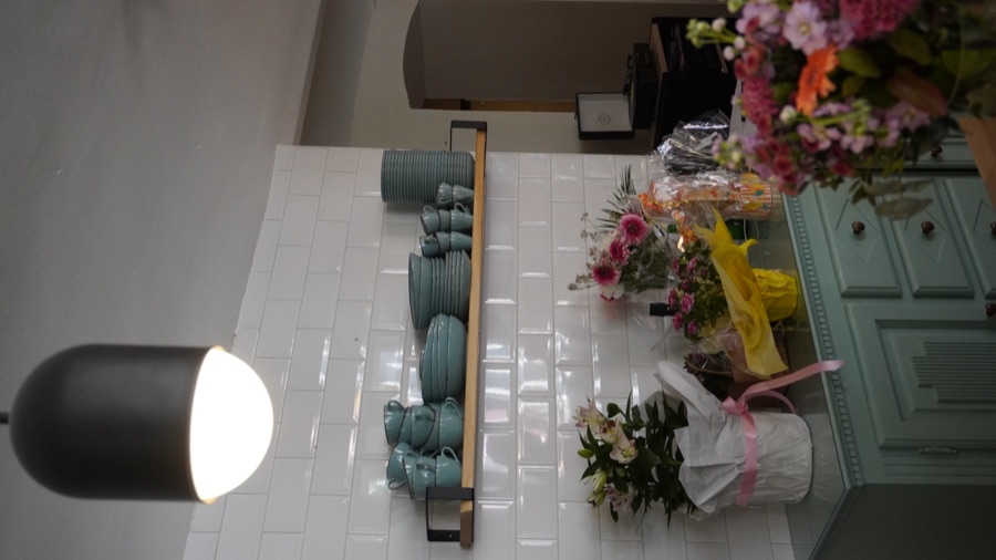 Geschirr und frische Blumen im Café
