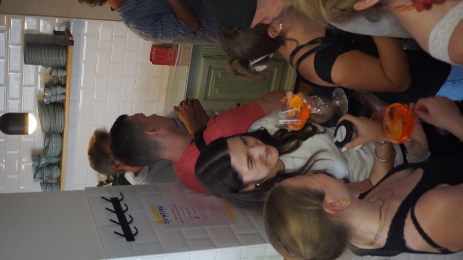 Gäste stoßen beim Aperitivo mit Spritz an