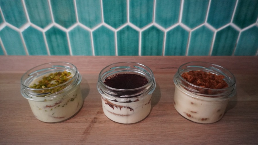Frisch geschichtete Tiramisù-Gläser auf dem Tresen