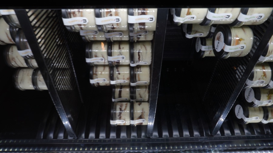 Frisch geschichtete Tiramisù-Gläser im Kühlregal von tiratisù
