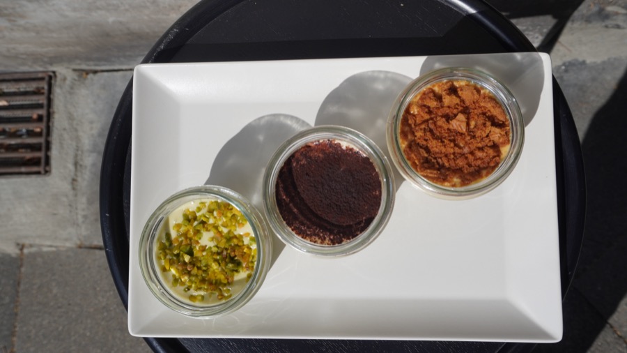 Drei Gläser Tiramisù auf einem Teller: Pistacchio, Classico, Biscoff